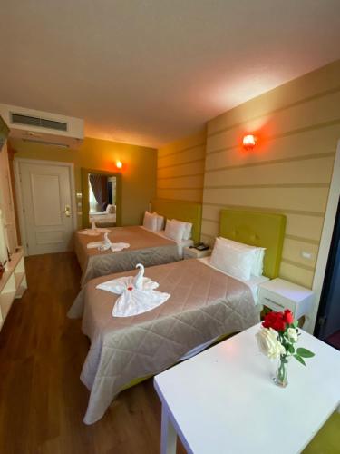 Tempat tidur dalam kamar di The Red Bricks Hotel