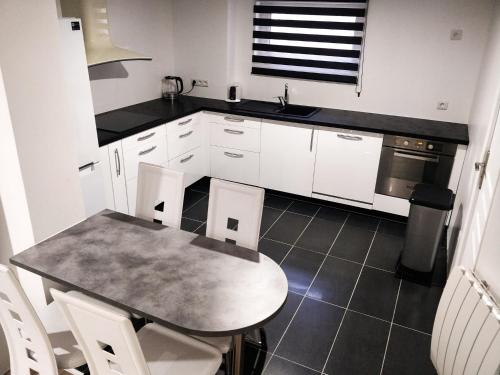 Una cocina o kitchenette en Très Bel Appartement Neuf et Moderne 63m2 à Obernai