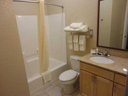 Un baño de Candlewood Suites Houston The Woodlands by IHG