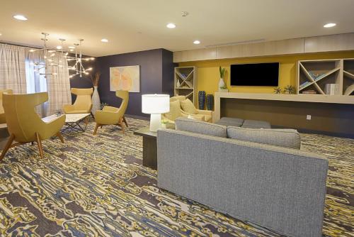 sala de estar con sofá, sillas y TV en Staybridge Suites - Little Rock - Medical Center, an IHG Hotel, en Little Rock