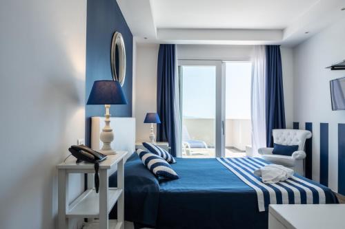 um quarto azul com uma cama e uma cadeira em Hotel Nautilus em Cagliari