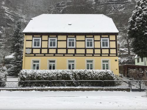 L'établissement Ferienhaus Elbufer 83 en hiver