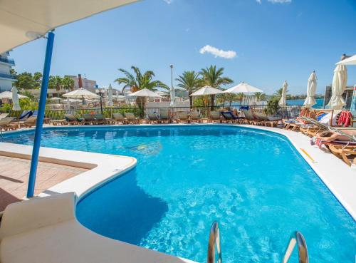 Baseinas apgyvendinimo įstaigoje Hotel Osiris Ibiza arba netoliese