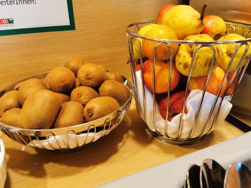 un cesto di frutta seduto accanto a un cesto di frutta di Orange Wings Wiener Neustadt a Wiener Neustadt