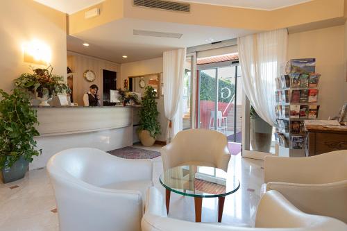 Khu vực ghế ngồi tại Hotel GARDENIA & Villa CHARME Adults Friendly 10Plus