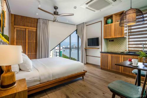 1 dormitorio con cama y vistas al agua en Seahorse Han Market Da Nang Apartment by Haviland, en Da Nang