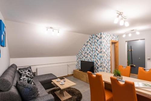 ein Wohnzimmer mit einem Sofa und einem Tisch in der Unterkunft Apartma Borovnica Rogla in Vitanje