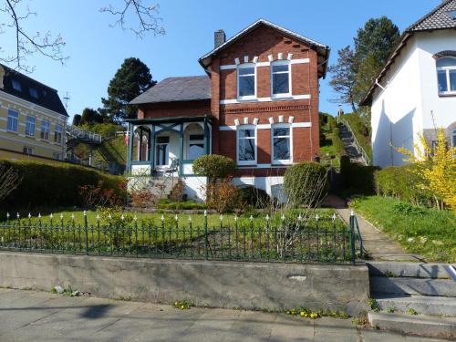 una casa di mattoni con una recinzione di fronte di Villa Kaethe Borby a Eckernförde