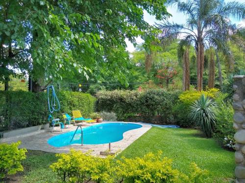 une cour avec une piscine et une balançoire dans l'établissement RIO y VERDE, à Córdoba