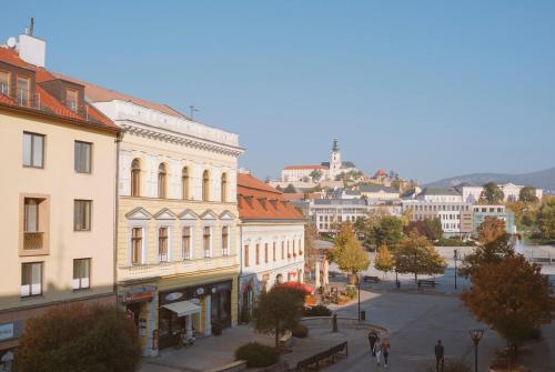 uma vista para uma rua numa cidade com edifícios em Hotel Zobor em Nitra