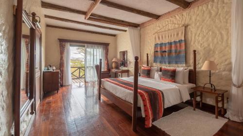 Ліжко або ліжка в номері Sarova Lion Hill Game Lodge