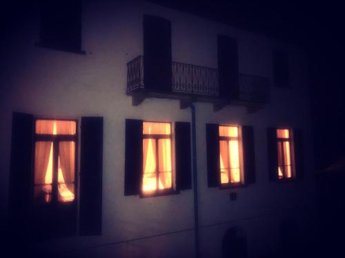 un edificio con luci alle finestre di notte di Hotel Monte Mazzoccone a Quarna Sopra