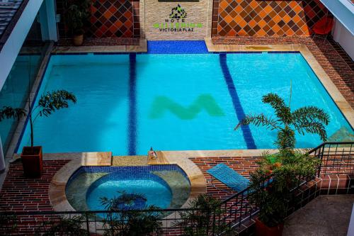 - une vue sur la grande piscine bleue dans l'établissement Hotel Millenium Victoria Plaza, à Cúcuta