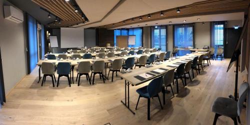 une grande salle de conférence avec des tables et des chaises. dans l'établissement Hotel Hochheide, à Willingen