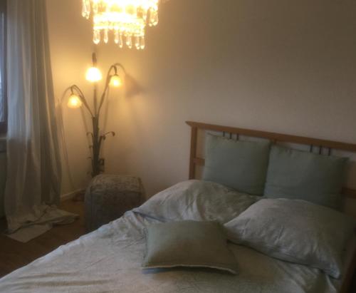 um quarto com uma cama e um lustre em Beletage em Neuwied