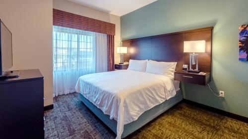 Staybridge Suites Houston-NASA Clear Lake, an IHG Hotel 객실 침대