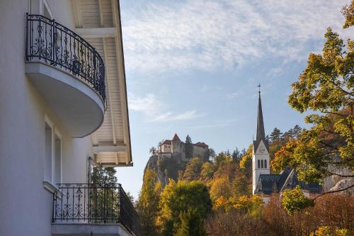 eine Burg auf einem Hügel mit einer Kirche in der Unterkunft Apartment Vila Pavlovski in Bled