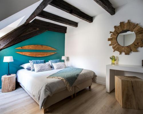 um quarto com uma cama com uma prancha de surf na parede em Gîte de l Ange - Au cœur du Centre Ville em Colmar