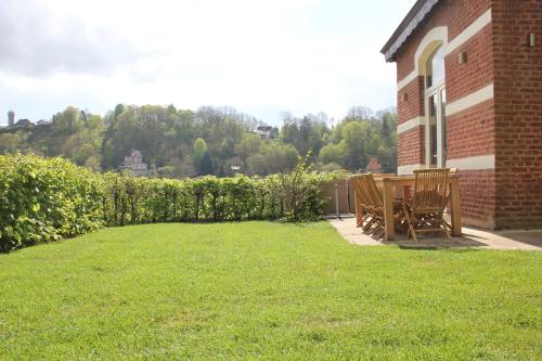 patio con mesa y sillas en Villa Louise, en Durbuy