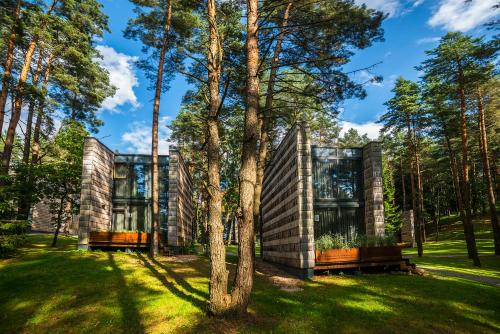 una casa nel bosco con un albero di TonyResort a Trakai