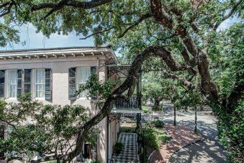 ein Haus mit einem Baum davor in der Unterkunft Malaga Inn in Mobile