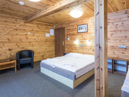 Tempat tidur dalam kamar di EA Horský Hotel Hájenka