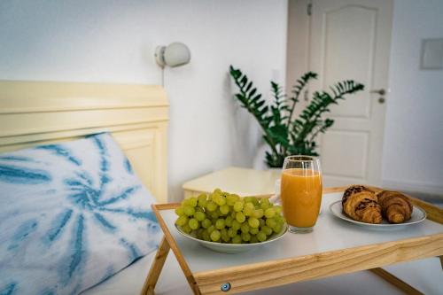 einen Tisch mit zwei Schalen Obst und einem Glas Orangensaft in der Unterkunft KApartments in Warna