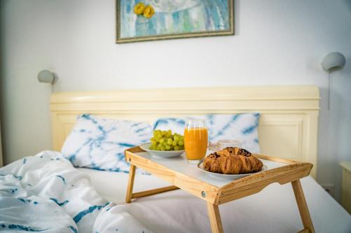 einen Tisch mit einem Teller Essen und einem Glas Orangensaft in der Unterkunft KApartments in Warna