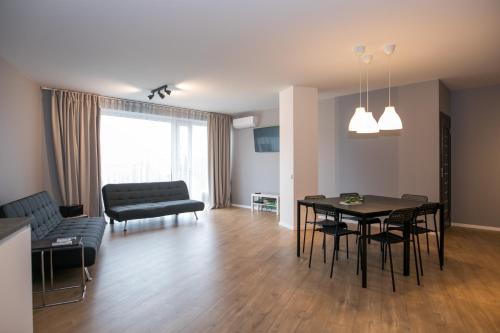 Prostor za sedenje u objektu Spacious and sunny apartment in Birstonas center