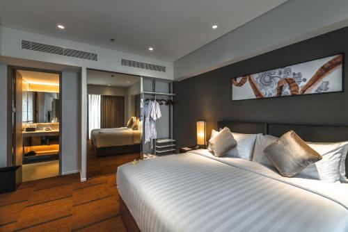 A bed or beds in a room at Oakwood Hotel & Residence Surabaya