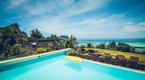 Piscina a Hotel Chalets Chamarel o a prop