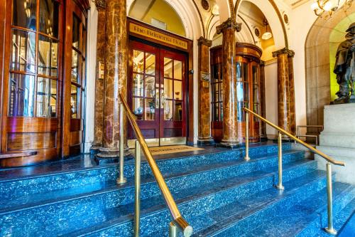 un edificio con escaleras delante de un edificio en Britannia Hotel City Centre Manchester, en Mánchester