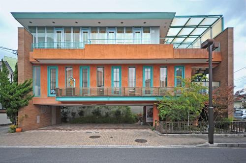 ein Gebäude mit Balkon darüber in der Unterkunft villa garden DaiDai in Hiroshima