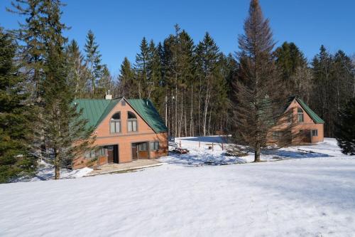 un'immagine di una casa nella neve di Ski in/out Spruce Glen Townhomes on Great Eastern Trail a Killington