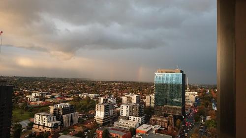 Pemandangan umum Box Hill atau pemandangan kota yang diambil dari apartemen