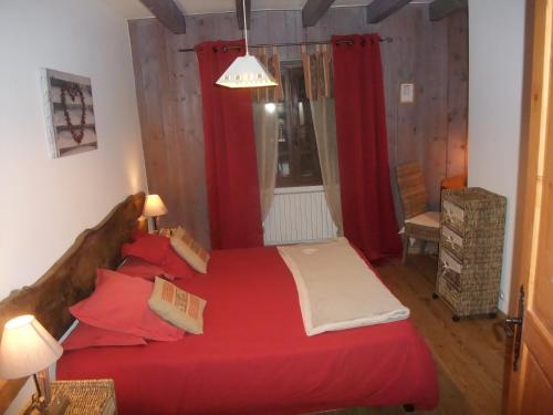 A bed or beds in a room at Le Domaine du Grand Cellier Chambres d'hôtes en Savoie