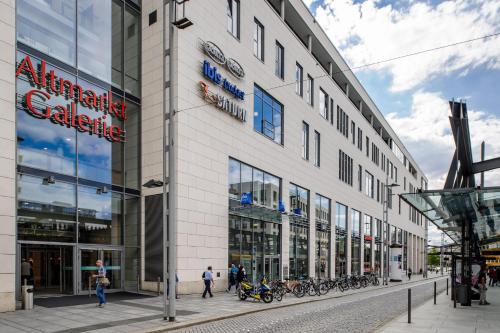 ibis budget Dresden City في درسدن: مبنى كبير مع دراجات متوقفة خارجه