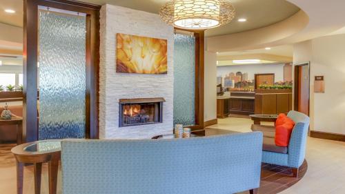 Un lugar para sentarse en Club Hotel Nashville Inn & Suites