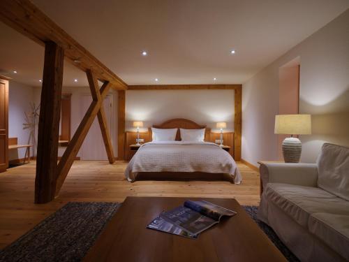 Llit o llits en una habitació de Boutique Hotel Mühle Schluchsee