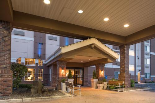 un bâtiment avec un auvent et des bancs devant lui dans l'établissement Holiday Inn Express Spokane-Valley, an IHG Hotel, à Spokane Valley