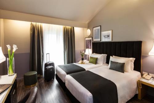 Ліжко або ліжка в номері Holiday Inn Milan Garibaldi Station, an IHG Hotel