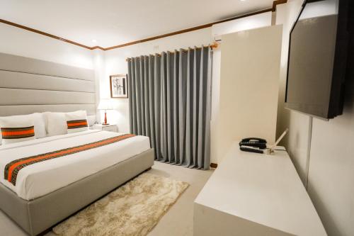 Tempat tidur dalam kamar di Sur Beach Resort Boracay