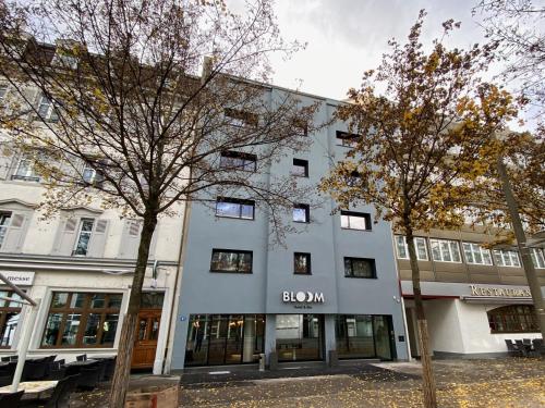 un edificio bianco con un cartello marrone di BLOOM Boutique Hotel & Lounge Basel a Basilea