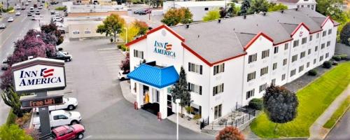 una vista sul tetto di un grande edificio bianco con ristorante di Inn America - Lewiston a Lewiston