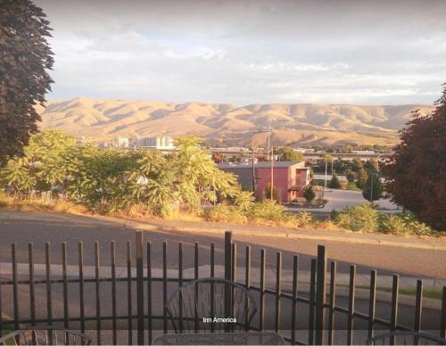 vista su una strada con recinzione e montagne di Inn America - Lewiston a Lewiston