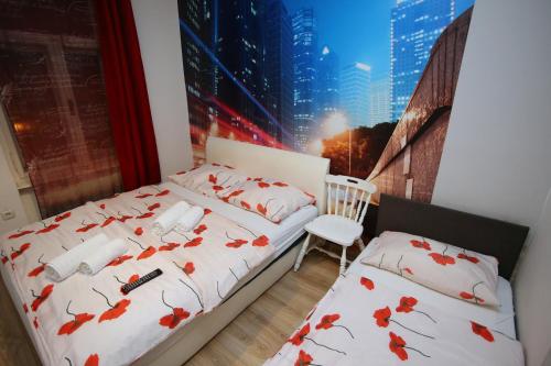 um quarto com duas camas e um mural de uma cidade em Apartments Rooms FONTANE TRNJE - FREE PARKING em Zagreb