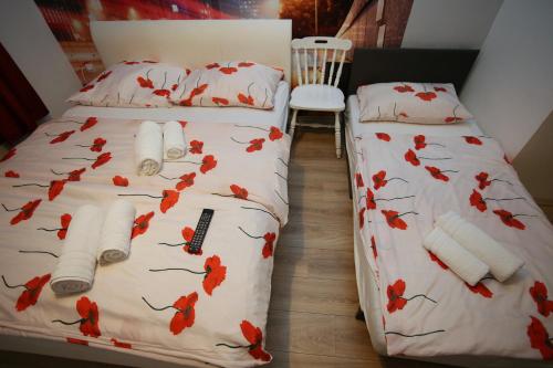 um quarto com uma cama com folhas vermelhas em Apartments Rooms FONTANE TRNJE - FREE PARKING em Zagreb