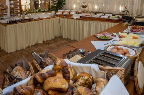 - une table avec du pain, des œufs et d'autres aliments dans l'établissement Hotel Restaurant Meteora, à Tübingen