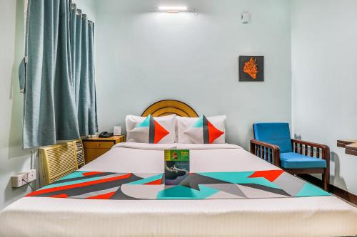 Uma cama ou camas num quarto em FabExpress Santhi Inn - Near Promenade Beach