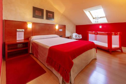 een rode slaapkamer met een bed met een rode deken bij Hotel MIRAVALLE in Ourense